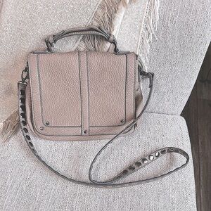 🛍️NWOT JUSTFAB  Removable strap  bag 2 inner pocket and one zipper.